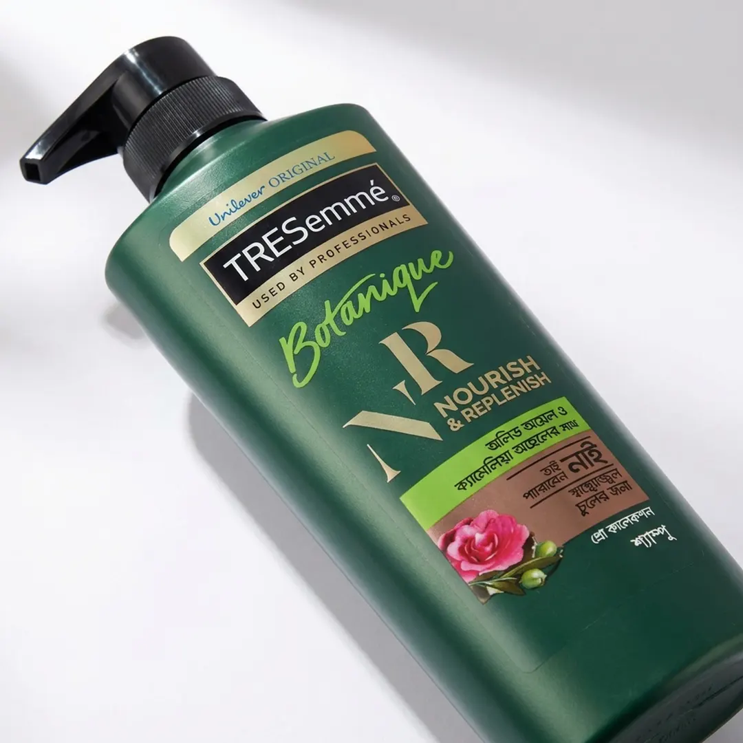 Tresemme Botanique Nourish and Replenish Shampoo 580ml বোতলের পার্সপেক্টিভ ভিউ